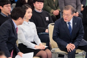 [서울포토] 문재인 대통령, 청년과 함께 일자리위원회 회의