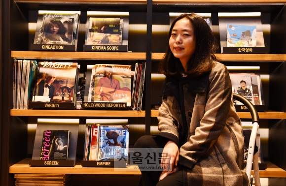 전고운 감독은 담배와 위스키 때문에 사는 집을 버리고 친구들의 집을 전전하는 주인공 미소의 선택과 행동이 위로가 됐다는 관객들의 반응에 감동했지만 이를 의도한 건 아니라고 했다. “미소가 위로가 됐다면 그건 그가 ‘예의바른 인간’, ‘들어주는 인간’이기 때문일 거예요. 요즘은 남의 말을 들어주는 사람이 드물잖아요. 그렇게 사소한 행위가 위로가 된다는 걸 보며 ‘다들 자신의 진짜 얘기는 못 하고 사는구나’ 하고 슬프게 다가오기도 했어요.” 안주영 기자 jya@seoul.co.kr