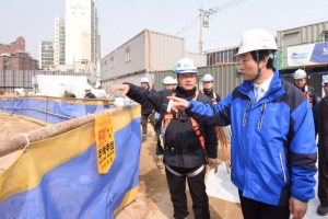 [현장 행정] “안심 현장도 직접 봐야” 안전모 쓴 구청장