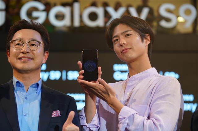 15일(현지시간) 말레이시아 쿠알라룸프르에서 진행된 ’삼성전자 갤럭시 S9’·’갤럭시 S9+’ 출시 행사에서 배우 박보검이 제품을 알리고 있다. <br>뉴스1