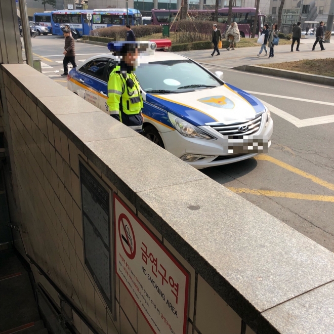 14일 을지로3가역 3번 출구 옆 도로에서 흡연을 하던 경찰관이 ‘담배를 꺼달라’는 지적에도 아랑곳하지 않았다는 것이 A씨의 주장이다. A씨 제공