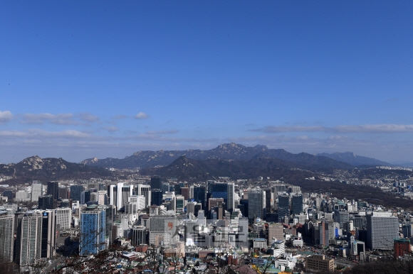 모처럼 맑은 하늘을 보인 16일 오전 서울 남산에서 바라본 서울하늘이 파랗게 보이고 있다. 2018.3.16  도준석 기자 pado@seoul.co.kr