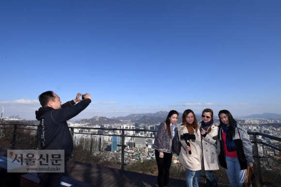 모처럼 맑은 하늘을 보인 16일 오전 서울 남산에서 바라본 서울하늘이 파랗게 보이고 있다. 2018.3.16  도준석 기자 pado@seoul.co.kr