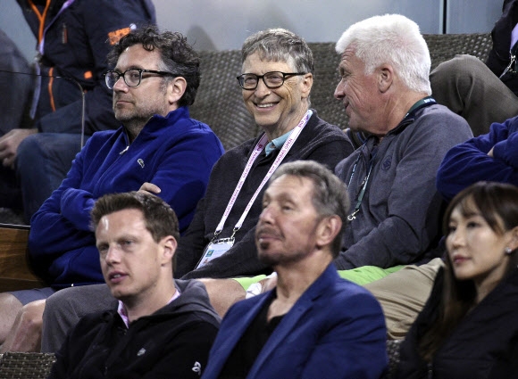 마이크로소프트 창업자 빌 게이츠(윗 줄 가운데)와 래리 앨리슨 오라클 회장 (아래 가운데)이 15일(현지시간) 미국 캘리포니아주 인디언 웰스 테니스 가든에서 열린 2018 BNP 파리바 오픈 테니스 8강전 정현과 페더러의 경기를 관전하는 모습이 포착됐다. AFP 연합뉴스