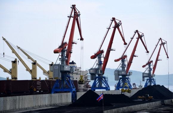 2014년 7월 북한 라진항 3호 부두에서 중국 등으로 수출될 북한산 석탄이 선박에 선적되고 있다.  서울신문 DB