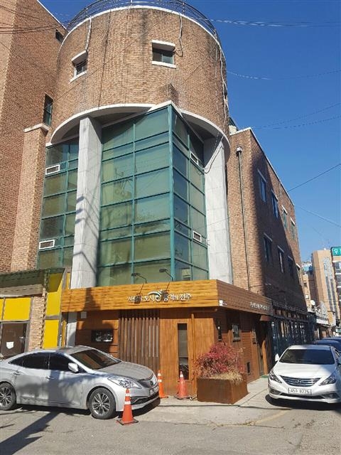 전북 전주시가 매입해 시청 관련 부서(서노송예술촌 현장시청)를 이전시킨 옛 성매매 업소 건물. 복합문화공간으로 활용될 예정이다.