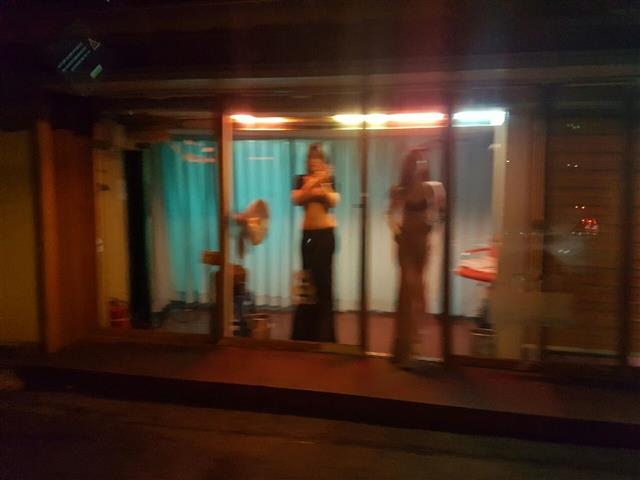 해가 지면 불을 밝히고 호객 행위를 하는 선미촌 성매매 업소.  전주시 제공