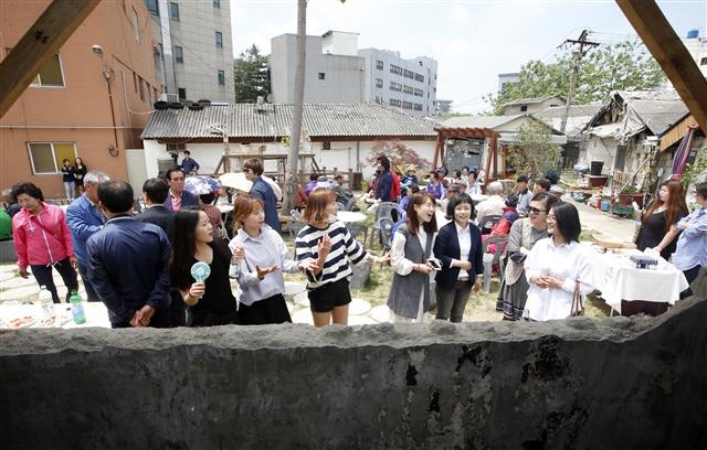 서노송동 주민들이 지난해 5월 16일 예술촌 조성사업을 환영하며 동네잔치를 벌이는 모습.  전주시 제공