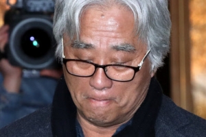 “피해자 몇 명이냐”는 질문에 이윤택 웃으며 한 말