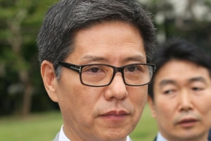 담철곤 오리온 회장, 경찰 출석…회삿돈 200억으로 별장 건축 의혹