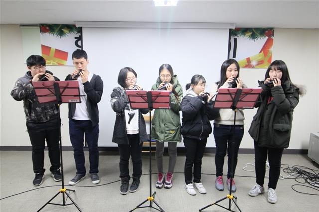 학교 밖 청소년들이 서울 송파구 한빛청소년대안센터에서 운영하는 도시형 대안학교인 ‘사랑의 학교’에서 활동에 참여하고 있다.  송파구 제공
