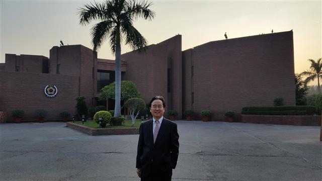 인도 수도 뉴델리 외교단지에 자리잡은 한국대사관은 인도산 붉은 사암으로 지어졌고 제일 아름다운 대사관저중 하나로 꼽힌다.  주인도 한국대사관 제공