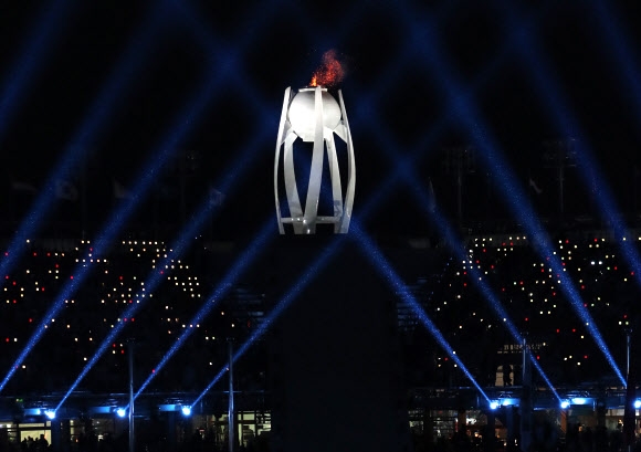 18일 오후 강원도 평창 올림픽스타디움에서 열린 2018 평창동계패럴림픽 폐회식이 끝나자 불을 밝히던 성화가 꺼지고 있다.  연합뉴스