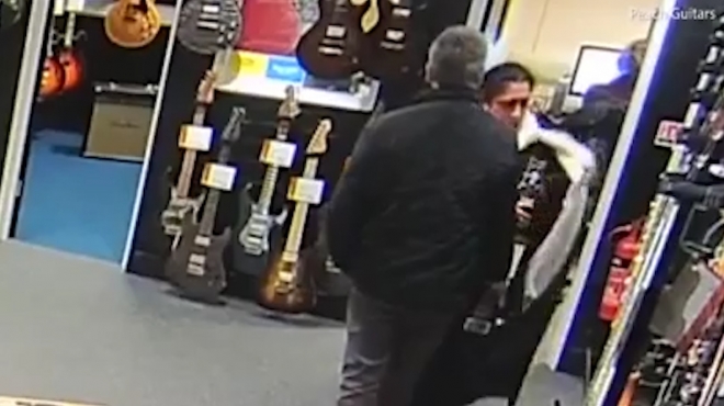 기타 상점에서 기타를 훔치는 커플 절도범 모습(유튜브 영상 캡처)