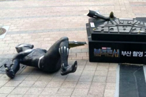 [포토] 쓰러진 ‘블랙팬서’ 조각상