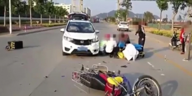오토바이 운전중 스마트폰을 보다 사고난 모습(유튜브 영상 캡처)