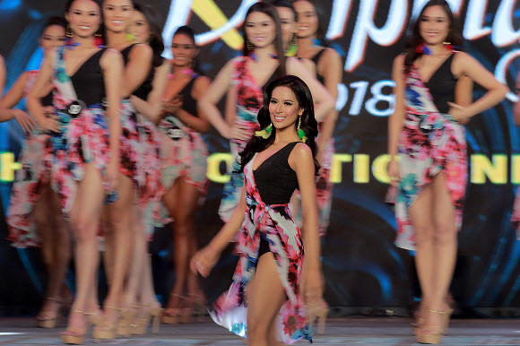 후보들이 18일(현지시간) 필리핀 케손시티에서 열린 ‘2018 미스 필리핀 미인 대회(the 2018 Binibining Pilipinas beauty pageant)’ 대관식 중 무대 위에서 포즈를 취하고 있다. 신화 연합뉴스