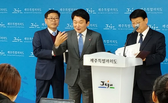 원희룡(가운데) 제주도지사가 19일 제주도청 기자실에서 렌터카 신규 등록과 증차를 제한한다는 기자회견을 하고 있다. 제주 연합뉴스