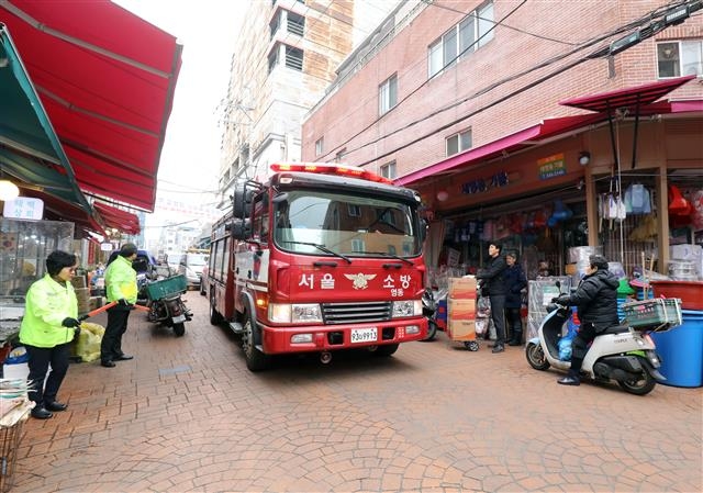 서울 강남구가 영동시장 내 소방차 길터주기 훈련을 벌이고 있다. 강남구 제공