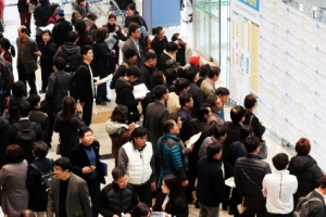 취업자 두달째 ‘찔끔’ 증가…작년 급증 따른 착시 맞나