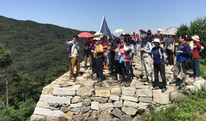 제7회 경기도 옛길테마탐방 참석자들이 영남길 8구간인 안성시의 죽주산성길 답사하고 있다. 경기도 제공 