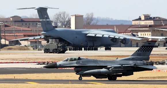 경기도 평택시 주한미공군 오산기지에 미 공군 F-16 전투기가 착륙하고 있다. 연합뉴스