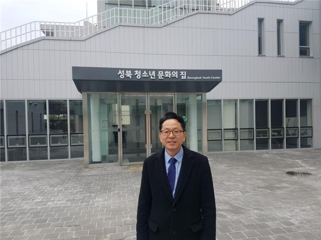 김문수 서울시의원이 최근 개관한 ‘성북 청소년 문화의 집’을 방문해 기념촬영을 하고 있다.