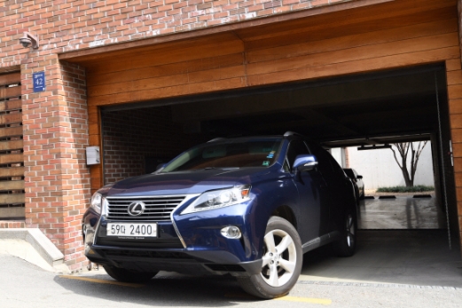 [서울포토] MB 자택 나서는 차량