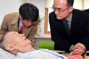 [포토] 문무일 검찰총장, 故 박종철 열사 부친 찾아 ‘과거사 사과’