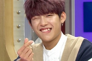 워너원 박우진, 골반X손가락X덧니 3종세트 공개 ‘매력 뿜뿜’