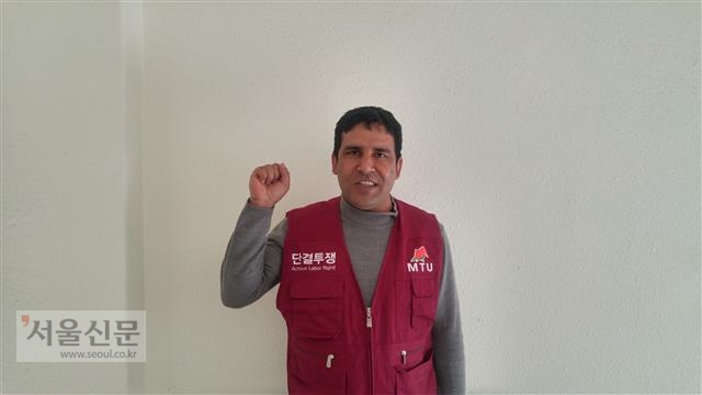 ‘박근혜 탄핵 촛불집회’에 개근한 이주노동자 오쟈(네팔)가 지난 18일 서울 은평구 불광동 이주노조 사무실에서 “차별을 철폐하라”고 외치는 모습.