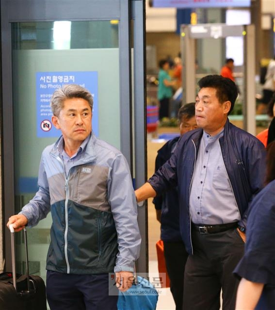 최병윤(왼쪽·음성1), 박봉순(청주8) 충북도의원이 지난해 7월 인천공항에서 입국하는 모습.  서울신문 DB