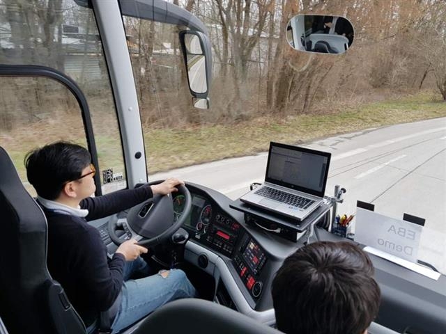 독일 뮌헨에 위치한 만의 상용차 주행시험장에서 기자가 비상자동제동장치가 달린 대형버스를 운전하고 있다.