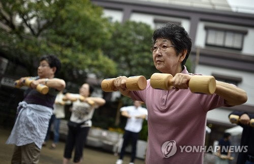 운동하는 일본 노인들 EPA 연합뉴스