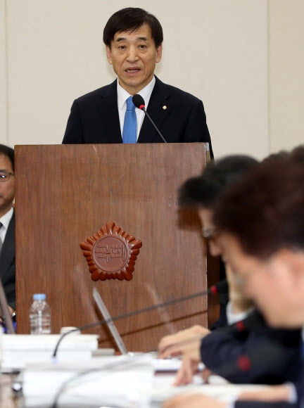 이주열 한국은행 총재가 21일 오전 국회 기획재정위원회에서 열린 인사청문회에서 인사말을 하고 있다.  연합뉴스