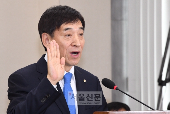 이주열 한국은행 총재가 21일 오전 국회 기획재정위원회에서 열린 인사청문회에서 선서하고 있다.  이종원 선임기자 jongwon@seoul.co.kr