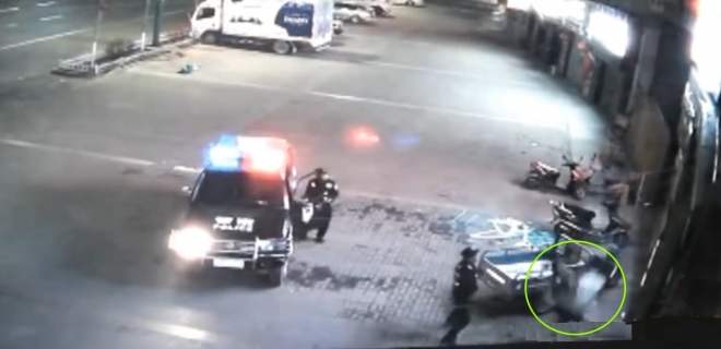 투신 자살을 시도하려는 한 여성을 구한 中 경찰관 모습(유튜브 영상 캡처)
