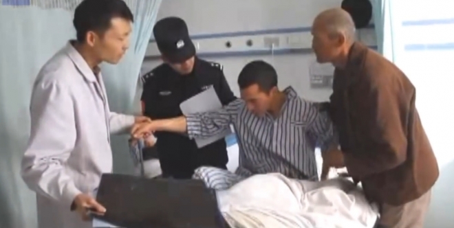 투신하는 여성을 구하고 척추압박골절 부상으로 입원한 압두살람 아불라티(Abdusalam Abulati)란 경찰관 모습(유튜브 영상 캡처)