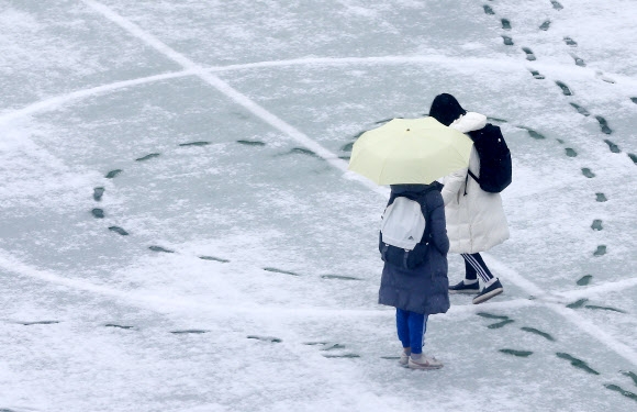 발자국으로 만든 하트