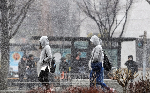 강풍을 동반한 꽃샘추위가 기승을 부린 21일 서울 광화문에 진눈깨비가 내리고 있다. 이호정 전문기자 hojeong@