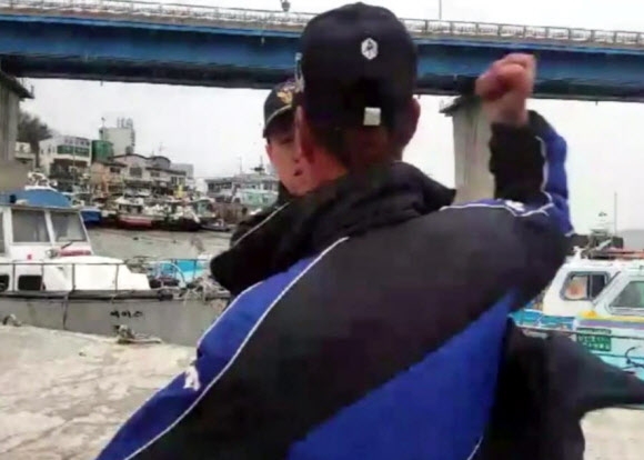 출동한 경찰관 폭행하는 50대 선원