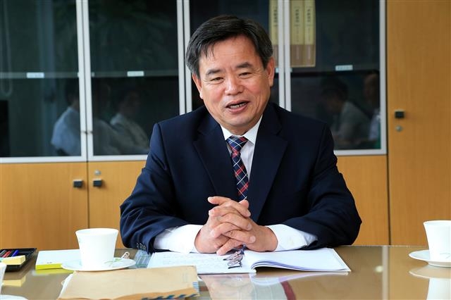 노박래 서천군수가 21일 군수실에서 서울신문과 인터뷰를 하고 있다.  서천군 제공