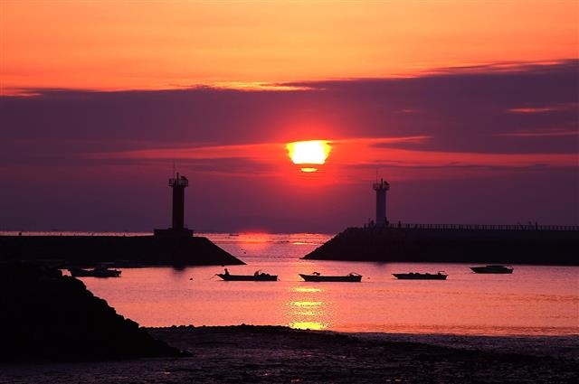 충남 서천군 서면 마량리에서 매년 열리는 해넘이 해돋이축제는 많은 인기 속에 한 해를 마무리하는 명소로 자리잡았다. 서천군 제공