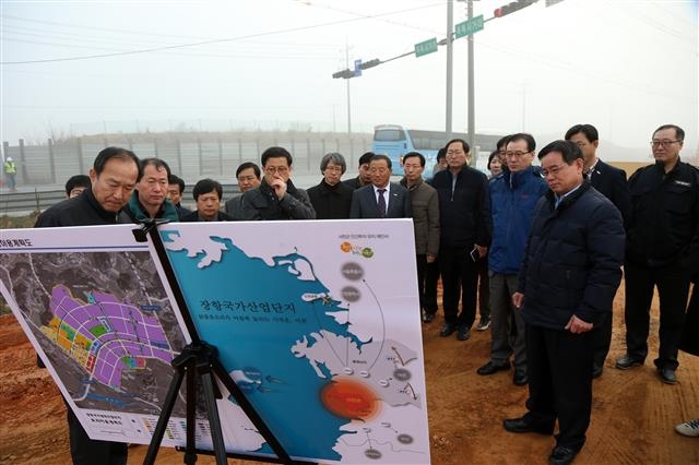 노박래 군수가 2016년 3월 군 간부 및 담당 직원들과 함께 장항국가생태산업단지 조성 현장을 살펴보고 있다.  서천군 제공