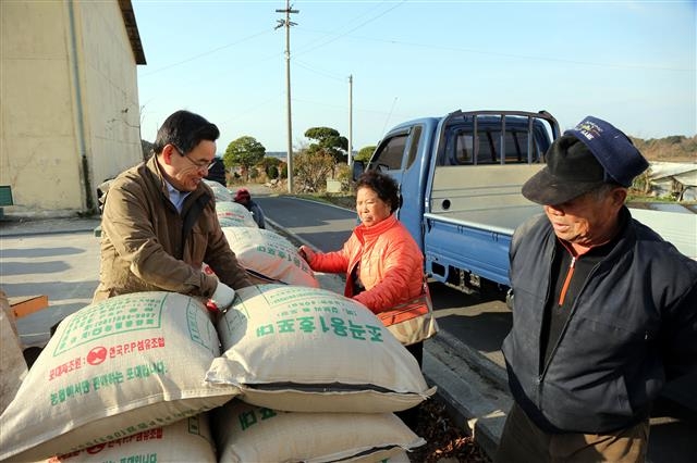 노 군수가 지난해 3월 전국 쌀 수출 1위를 기록한 가운데 쌀 농가를 찾아 농민들과 얘기하고 있다. 서천군 제공