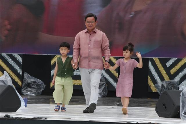 노 군수가 지난해 6월 한산모시문화제 폐막식에 참석해 모시옷을 입고 어린이들과 패션쇼 워킹을 하고 있다. 서천군 제공