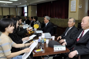 [어르신 활짝 웃는 우리 동네] 서대문 “꽃 같던 시절로 타임머신 타요”