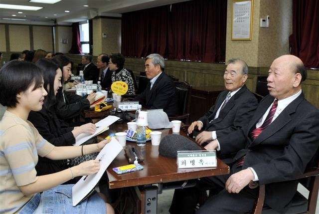 서울 서대문구가 2015년부터 진행해 온 ‘행복타임머신 사업’에서 지역 대학생이 노인의 초상화를 그리고 있다. 서대문구 제공