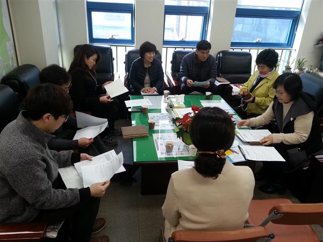 서울 광진구 중곡4동 ‘마을계획단’ 주민들이 20일 중곡4동 주민센터에서 모임을 갖고 지역 발전 방안을 논의하고 있다. 광진구 제공