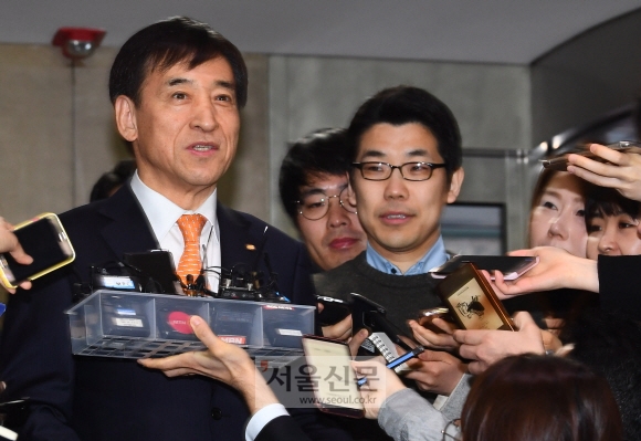 이주열 한국은행 총재가 22일 오전 서울 중구 한국은행으로 출근하고 있다. 안주영 기자 jya@seoul.co.kr